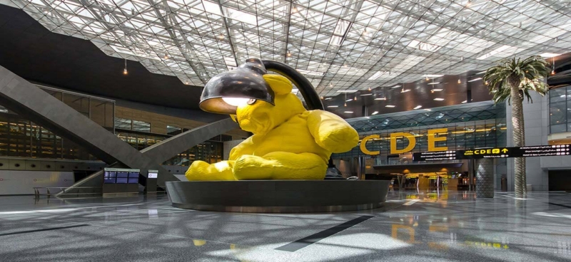 A Hamad International egyik legnépszerűbb találkozóhelye az óriási olvasólámpás sárga mackó